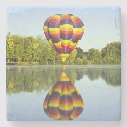 Heißluftballon über Wasser mit Reflektion Steinuntersetzer (Vorderseite)