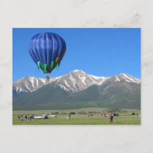 Heißluftballon und schneebedeckte Berge in Colorad Postkarte
