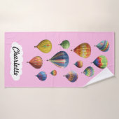 Heißluftballons auf hellrosa badehandtuch (Badehandtuch)