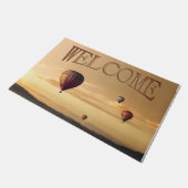 Heißluftballons im goldenen Himmel Willkommen Fußmatte (Schrägansicht)