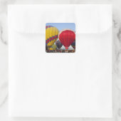 Heißluftballons starten quadratischer aufkleber (Tasche)