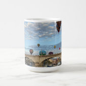 Heißluftballons über der London Bridge 2026 Kaffeetasse (Mittel)