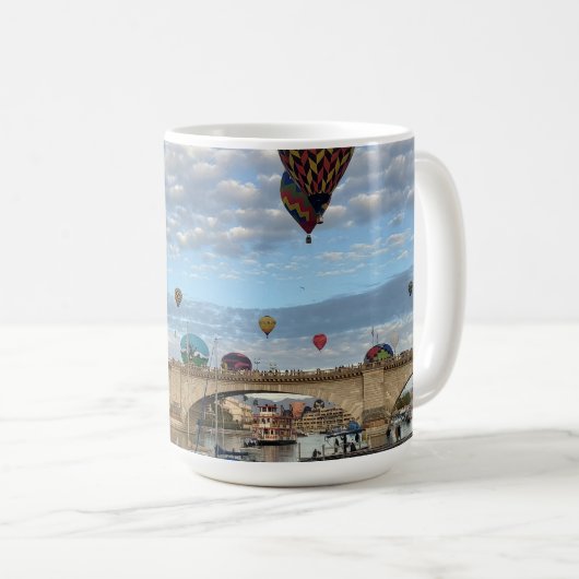 Heißluftballons über der London Bridge 2026 Kaffeetasse (VorderseiteRechts)