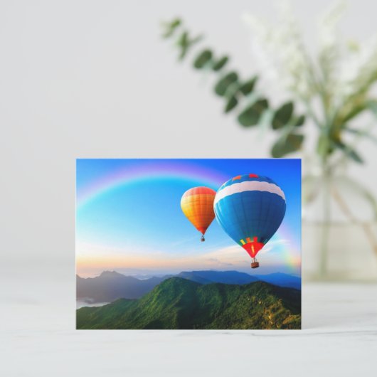 Heißluftballons über Regenbogen Postkarte (Stehend Vorderseite)