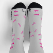 Heißrosa Küsse. Dein Name auf Grau Socken (Oben)