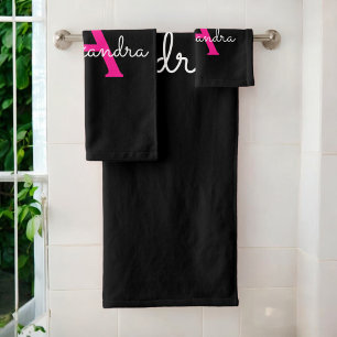 Heißrosa Schwarzes Mädchen-Script Monogramm Name Badhandtuch Set