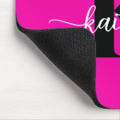 Heißrosa-schwarzes Monogramm Mousepad (Ecke)