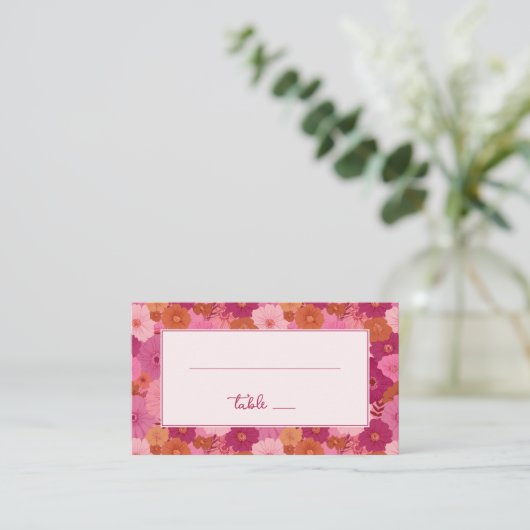Heiteres Rosa Blumengewirr Platzkarte (Stehend Vorderseite)