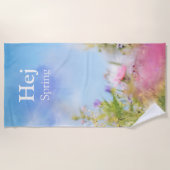 Hej Spring, natural wildflowers under a blue sky Strandtuch (Vorderseite)