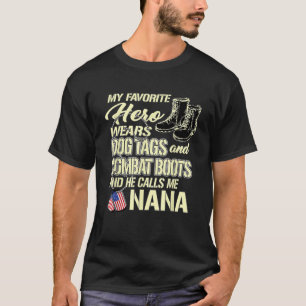 Held trägt Hundemarken Kampfstiefel Stolz Militär T-Shirt