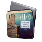 Helen Keller Inspiration Zitat "Adventure" Laptopschutzhülle (Vorderseite Links)