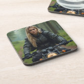 Helena Chevalier Reiten Motorrad durch Wald Getränkeuntersetzer (Linke Seite)