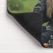 Helena Chevalier Reiten Motorrad durch Wald Mousepad (Ecke)