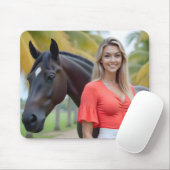 Helena und ihr Pferd inmitten üppiger Natur Mousepad (Mit Mouse)