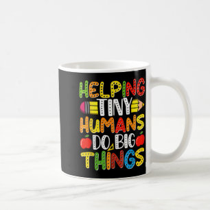 Helfen winzigen Menschen große Dinge zu tun süße L Kaffeetasse