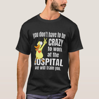 Helferin der Gesundheitsfürsorge spendet Funny Med T-Shirt