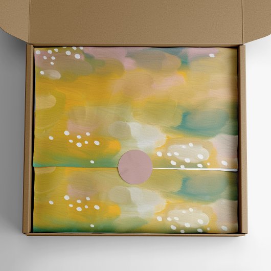 Hell abstrakt gestrichen. Gelbrosa Pinselstrich Seidenpapier