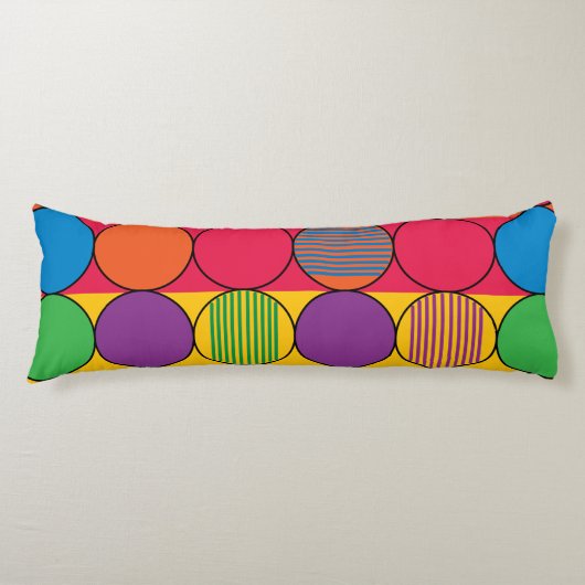 Hell farbige Kreise und Streifen Seitenschläferkissen (Vorderseite)