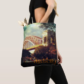 Hell Gate Bridge im Herbst, Astoria, NY Tote Bag Tasche (Von Nahem)
