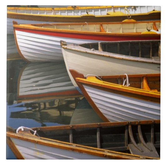Hell gefärbte Boote im Zentrum für Holzboote Fliese (Vorderseite)