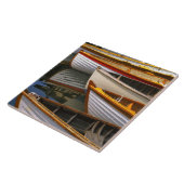 Hell gefärbte Boote im Zentrum für Holzboote Fliese (Seite)