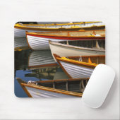 Hell gefärbte Boote im Zentrum für Holzboote Mousepad (Mit Mouse)