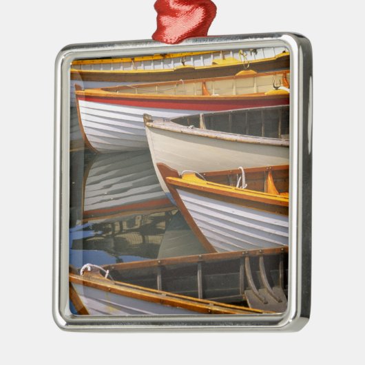 Hell gefärbte Boote im Zentrum für Holzboote Silbernes Ornament (Links)