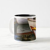 Hell gefärbte Boote im Zentrum für Holzboote Zweifarbige Tasse (Vorderseite Links)