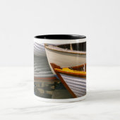 Hell gefärbte Boote im Zentrum für Holzboote Zweifarbige Tasse (Mittel)