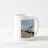 Hell gemalte Strand-Hütten Kaffeetasse (VorderseiteRechts)