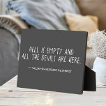 Hell ist leeres Shakespeare-Zitat Fotoplatte<br><div class="desc">Minimalistische Art Typografie Tischplatte mit dem berühmten Zitat "Hell is Empty" aus The Tempest von William Shakespeare. Weiße,  lässige Handschrift Stil Schriftart auf kohlegrauem Hintergrund.</div>