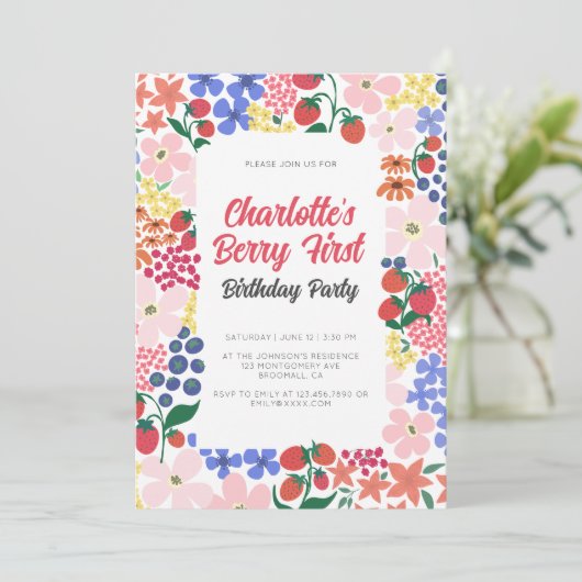 Hell und kühl Strawberry First Birthday Editable Einladung (Stehend Vorderseite)