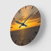 Hell untergehende Sonne über dem Ozean Runde Wanduhr (Winkel)