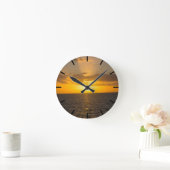 Hell untergehende Sonne über dem Ozean Runde Wanduhr (Zuhause)