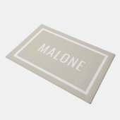 Hellbeige Personalisierter Familienname Doormat Fußmatte (Schrägansicht)