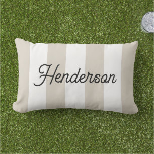 Hellbeige und weiße Cabana-Streifen monogrammiert Kissen Für Draußen