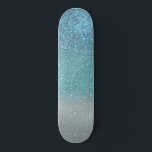 Hellblau Aquamariner Funkelnd Glitzer Ombre Gradie Skateboard<br><div class="desc">Dieses elegante, glamouröse und schicke Print ist perfekt für das trendige und stilvolle Girly Girl. Es verfügt über ein Imitat gedruckt funkelnd hellblauen Glitzer in aquamarin grün in pastellblau dreifach Gradienten ombre. Es ist modern, hübsch, mädchenhaft, einzigartig und cool. ***WICHTIGE HINWEIS FÜR DESIGN: Für individuelle Designanfragen, wie z.B. passende Produktanfragen,...</div>