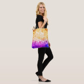 Hellblau, gelbes Muster mit Kugeln. verschwommen b Tasche (Am Model)