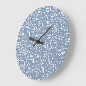 Hellblau mit tanzenden Noten Große Wanduhr (Winkel)