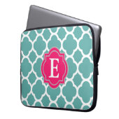 Hellblau-rosa-Quatrefolienmonogramm Laptopschutzhülle (Vorderseite Links)