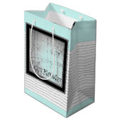 Hellblau, schwarz und weiß mittlere geschenktüte (Rückseite Schrägansicht)