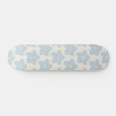 Hellblau und cremefarbene Retro-Blume Skateboard (Horizontal)