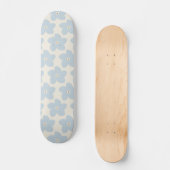 Hellblau und cremefarbene Retro-Blume Skateboard (Vorderseite)