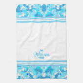 Hellblau und Weiß Abstrakt mit Streifen & Namen Geschirrtuch (Vertikal)