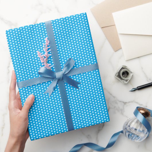 Hellblau und weiße Tupfen Geschenkpapier (Schenken)