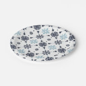 Hellblau-weiße Schneeflocke Pappteller (Schrägansicht)