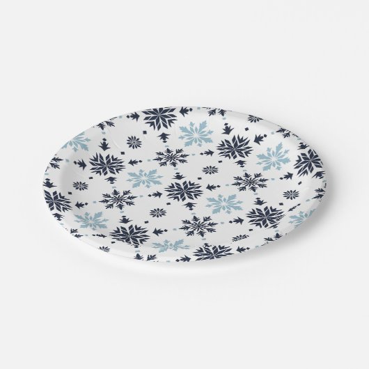 Hellblau-weiße Schneeflocke Pappteller (Schrägansicht)