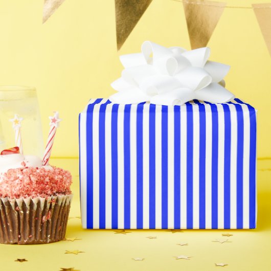 Hellblau-weiße Streifen Geschenkpapier (Geburtstagsparty)
