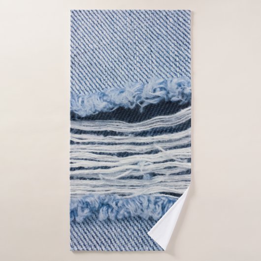 Hellblaue abgerissene Jeans-Textur. Badehandtuch (Badehandtuch)
