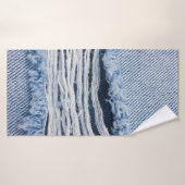 Hellblaue abgerissene Jeans-Textur. Badehandtuch (Badehandtuch)
